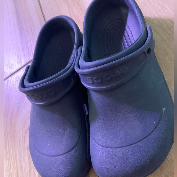 Crocs Closed Hole Shoes Size 7 - Picture 2 of 9